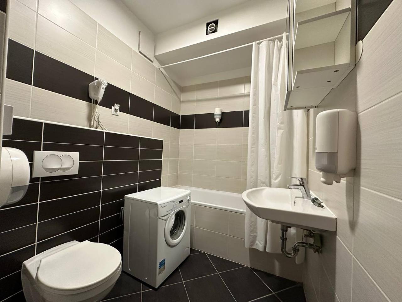 Sun Resort Residential Suite-Free Parking Garage Same Building Budapest Esterno foto